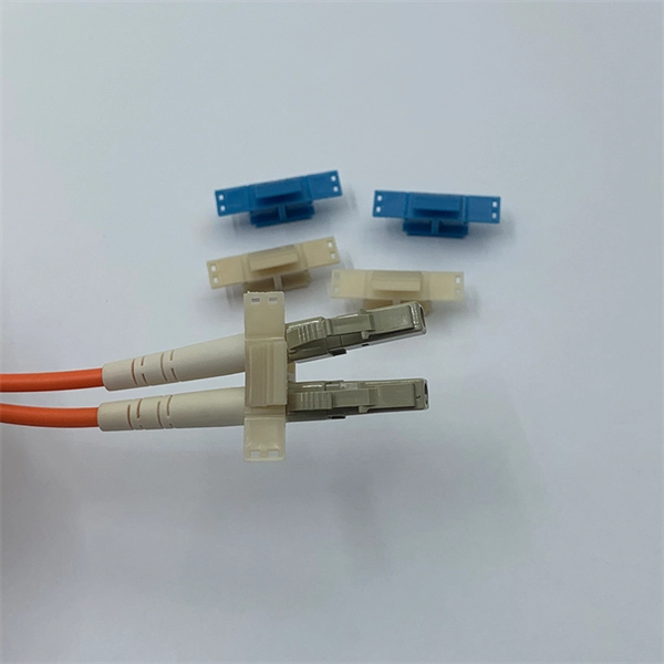 How are fiber optic splice trays fixed 